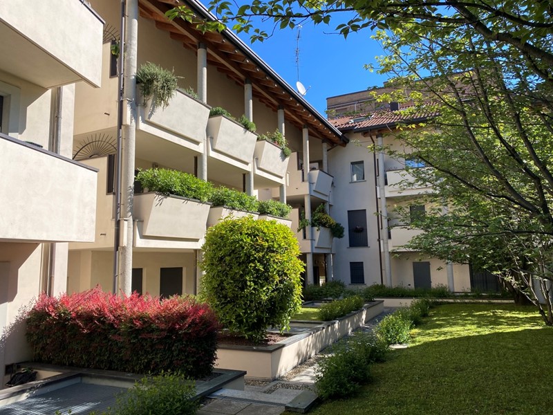 Trilocale in Vendita a Monza, 250'000€, 81 m², arredato, con Box