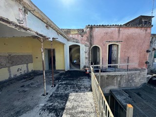Attività commerciale in Vendita a Giarre, zona Centro, 69'000€, 110 m²