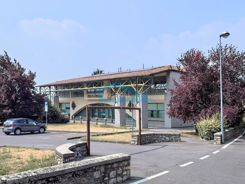 Ufficio in Affitto a Adro, 590€, 80 m²