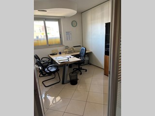 Ufficio in Affitto a Pescara, zona Tribunale Nuovo, 550€, 78 m², arredato