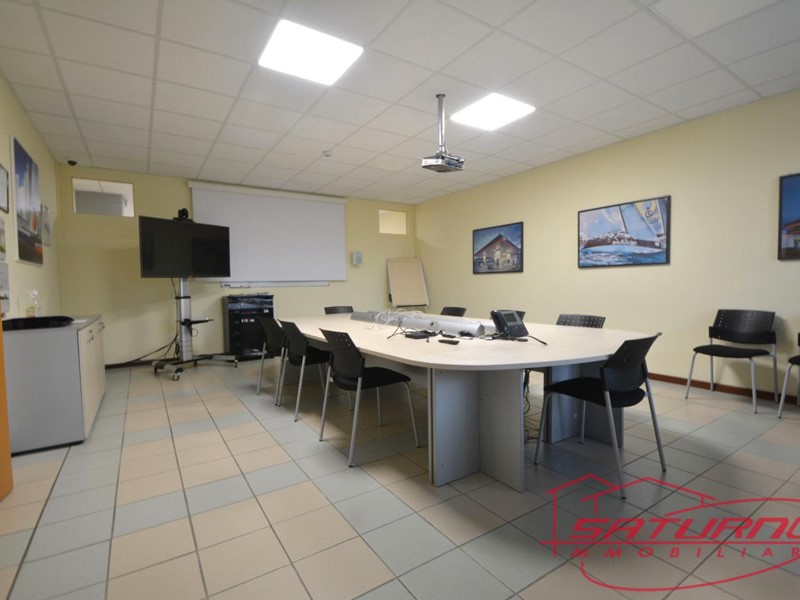Ufficio in Affitto a Lucca, zona Sant'Anna, 4'500€, 400 m²