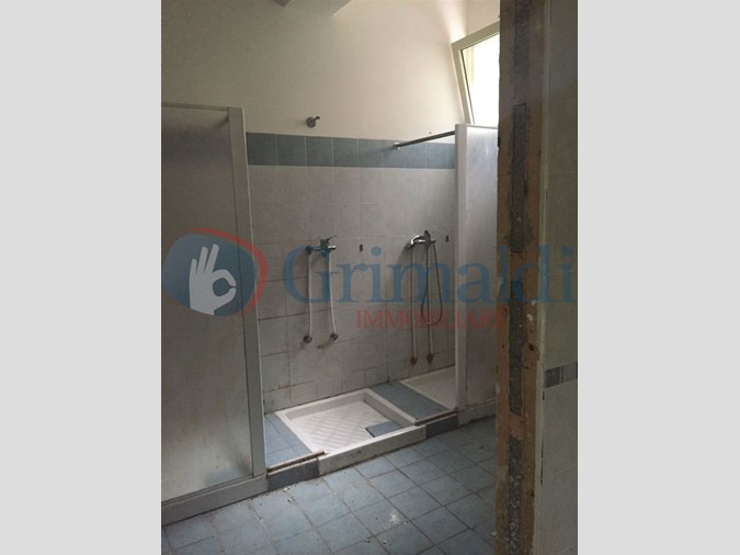 Magazzino in Affitto a Messina, 1'400€, 568 m²