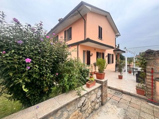 Villa bifamiliare in Vendita a Verrua Po, 220'000€, 200 m²