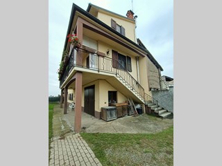 Casa Indipendente in Vendita a Monticelli Pavese, 177'000€, 350 m², con Box