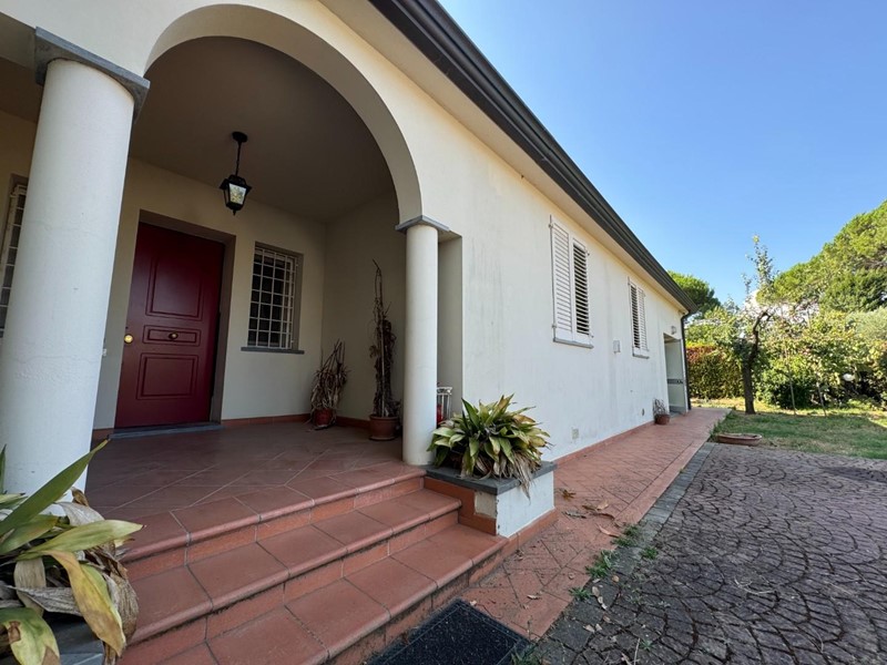 Casa Indipendente in Vendita a Pontedera, 450'000€, 158 m², con Box