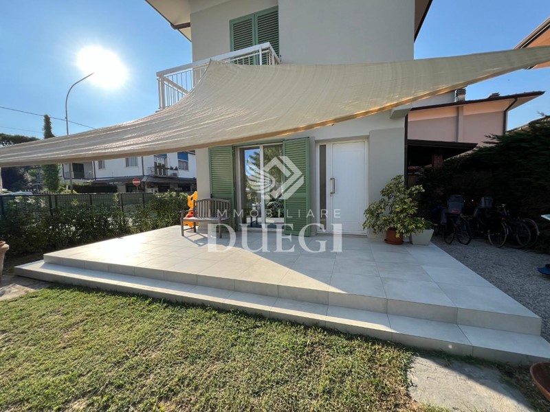 Villa bifamiliare in Vendita a Pietrasanta, zona Tonfano, 825'000€, 140 m²