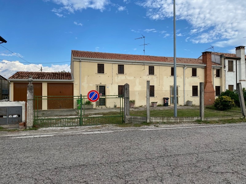 Casa Indipendente in Vendita a Villadose, 58'000€, 220 m²