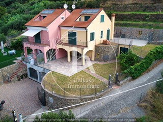 Casa Semi Indipendente in Vendita a Savona, 650'000€, 200 m², con Box