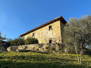 Casale in Vendita a Vicchio, 265'000€, 500 m², con Box