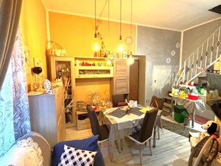 Casa Indipendente in Vendita a Mondragone, zona via alemanno, 85'000€, 120 m², con Box