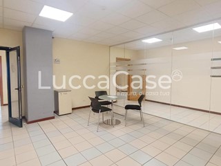 Ufficio in Affitto a Lucca, zona Sant'Anna, 4'500€, 400 m²
