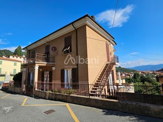 Casa Indipendente in Vendita a Ameglia, zona Ameglia centro storico, 350'000&euro;, 350 m²