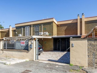 Casa Semi Indipendente in Vendita a Roma, zona Torre Gaia, 328'000€, 195 m²