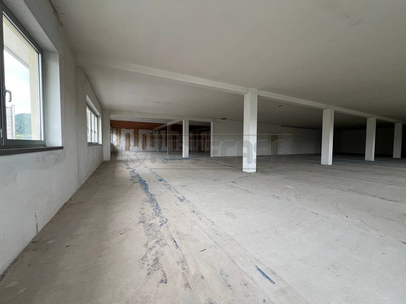 Ufficio in Affitto a Trissino, 7'000€, 1000 m²