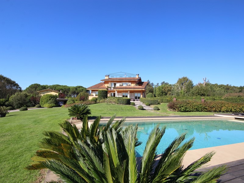Villa in Vendita a Lucca, zona Nord, 1'300'000€, 310 m²