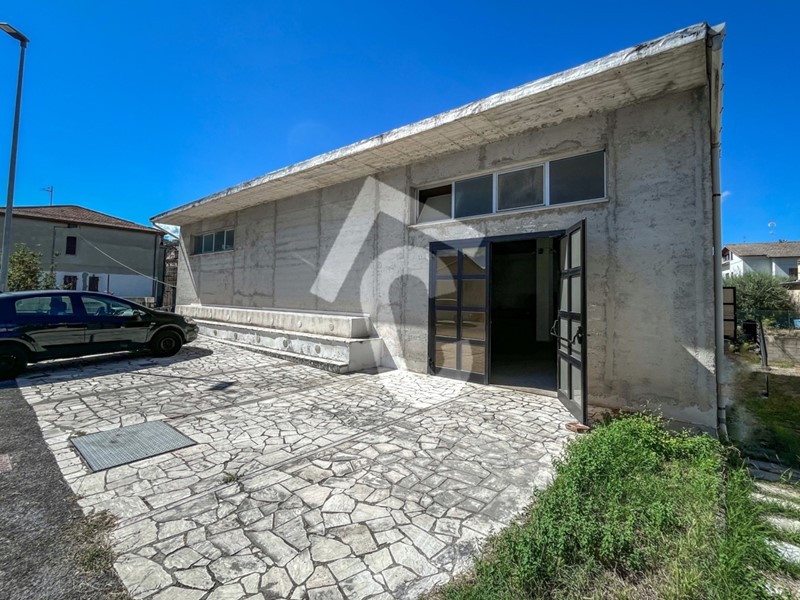 Immobile commerciale in Vendita a Castelbellino, zona Stazione, 135'000€, 345 m², con Box