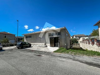 Immobile commerciale in Vendita a Castelbellino, zona Stazione, 135'000€, 345 m², con Box