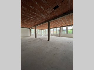 Ufficio in Affitto a Trissino, 2'000€, 332 m²