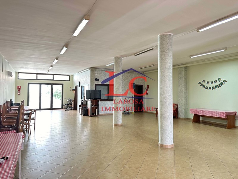 Attività commerciale in Affitto a Lizzanello, 800€, 250 m²
