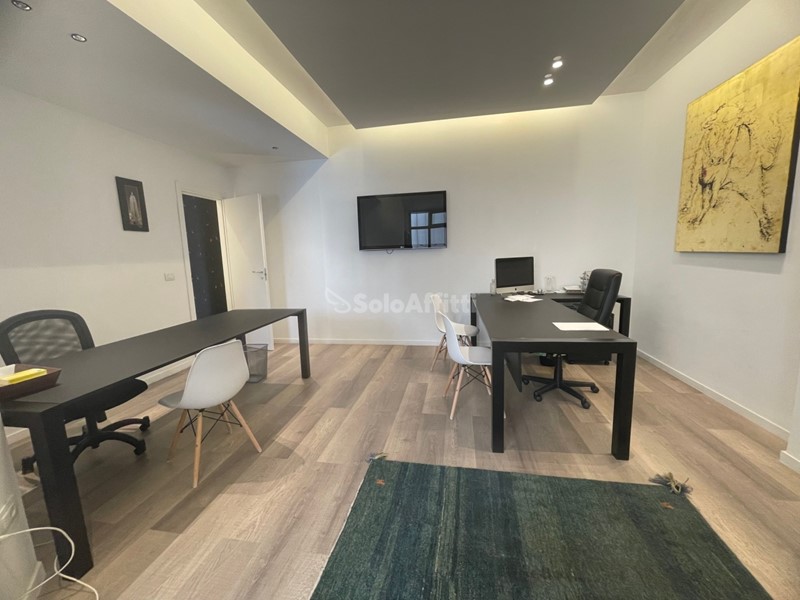 Ufficio in Affitto a Bari, zona Murat, 450€, 30 m²