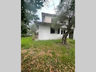 Villa in Vendita a Carrara, 800'000€, 350 m², arredato