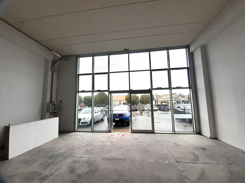 Immobile commerciale in Affitto a Pontedera, 1'200€, 160 m²