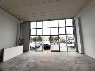 Immobile commerciale in Affitto a Pontedera, 1'200€, 160 m²