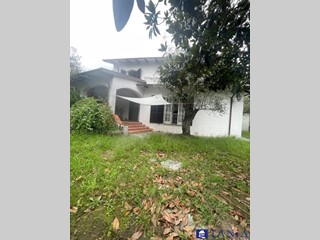 Casa Indipendente in Vendita a Carrara, 630'000€, 350 m²