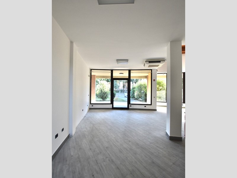 Ufficio in Affitto a San Pietro in Casale, 800€, 90 m²