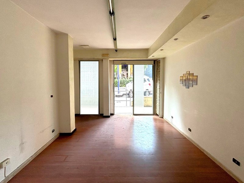 Negozio in Vendita a Mondragone, zona Viale Margherita, 50'000€, 30 m²