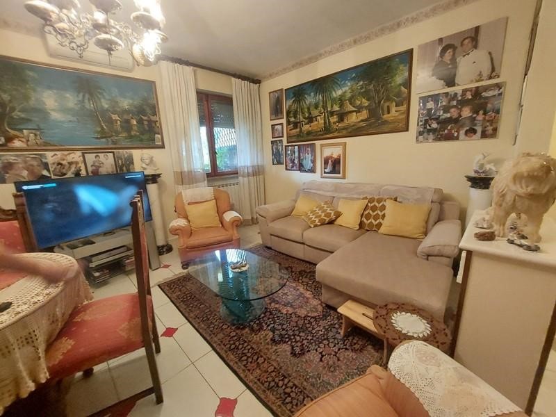 Villetta a schiera in Vendita a Massa, zona Quercioli, 400'000&euro;, 180 m², arredato, con Box