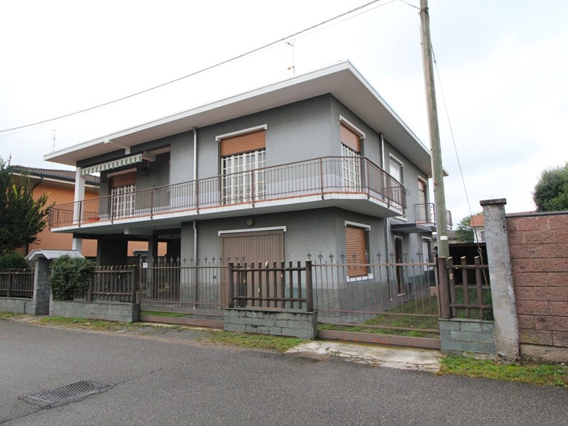 Villa bifamiliare in Vendita a Marnate, 280'000€, 311 m²