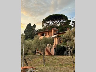 Casa Indipendente in Vendita a Fosdinovo, zona Giucano, 750'000€, 280 m², con Box