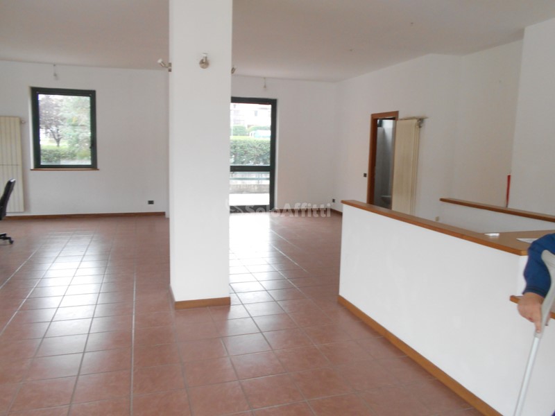 Capannone in Affitto a Longone al Segrino, 900€, 170 m²
