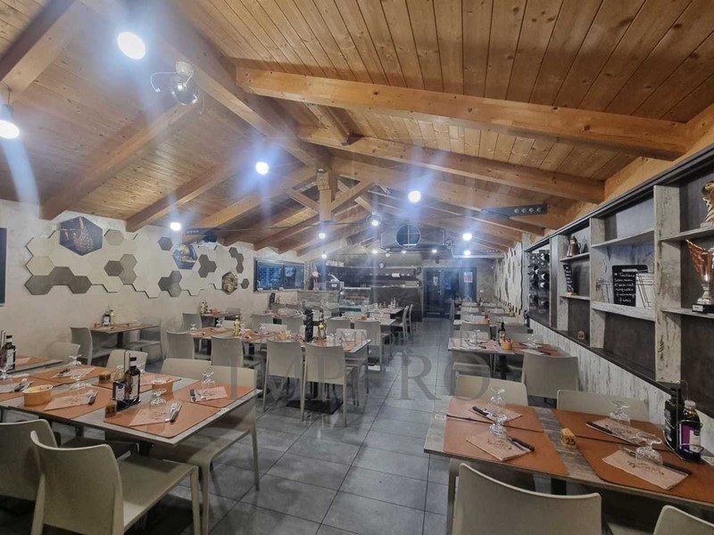 Attività commerciale in Vendita a Ventimiglia, zona Passeggiata Mare, 277 m²