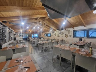 Attività commerciale in Vendita a Ventimiglia, zona Passeggiata Mare, 277 m²