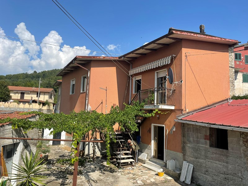 Casa Indipendente in Vendita a Carrara, zona Frazione di Bergiola Foscalina, 105'000€, 100 m²