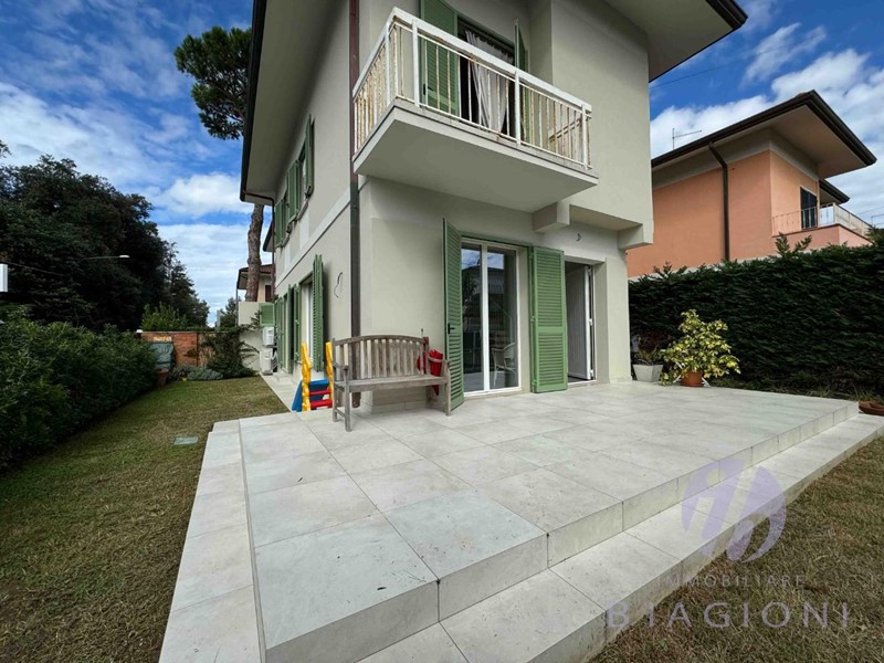 Villa bifamiliare in Vendita a Pietrasanta, zona Tonfano, 825'000€, 120 m², arredato