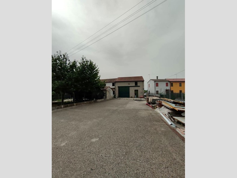 Casa Indipendente in Vendita a Papozze, 90'000&euro;, 263 m²