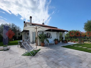 Villa in Vendita a Cecina, 550'000€, 180 m², arredato