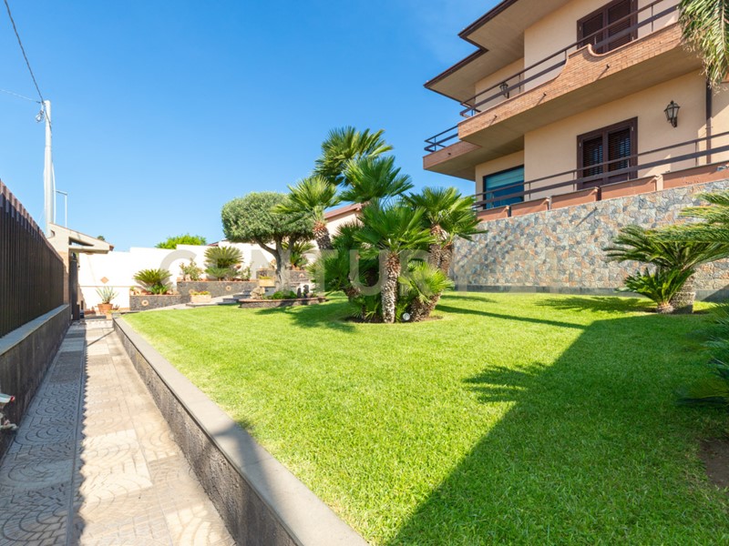 Casa Indipendente in Vendita a Mascalucia, 950'000€, 237 m², con Box