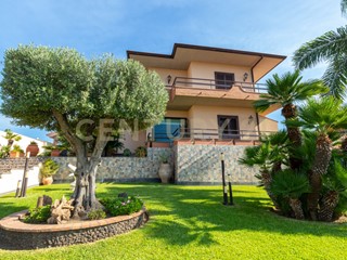 Casa Indipendente in Vendita a Mascalucia, 950'000€, 237 m², con Box