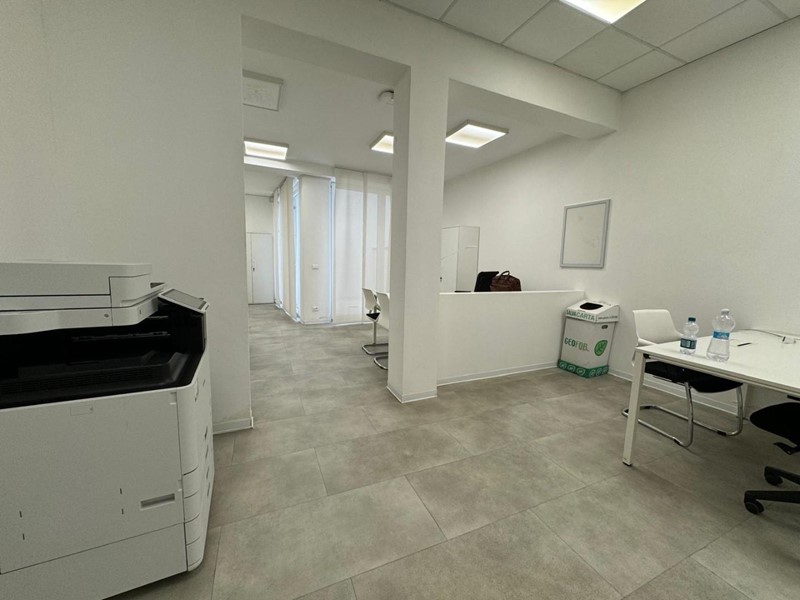 Immobile commerciale in Affitto a Pontedera, 1'800€, 156 m²