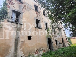 Villa in Vendita a Vicopisano, zona Cucigliana, 140'000€, 800 m²