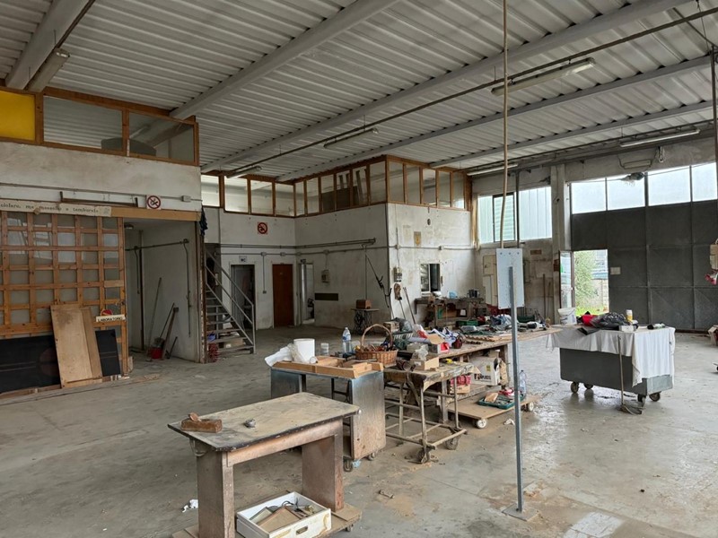 Capannone in Vendita a Ponsacco, zona Le Melorie, 280'000€, 700 m²