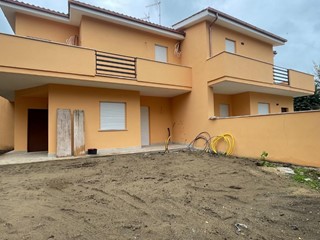 Villa bifamiliare in Vendita a Fiumicino, zona Torrimpietra, 260'000€, 100 m²