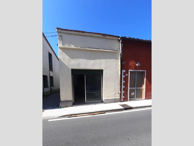 Magazzino in Vendita a Capannori, 23'000€, 35 m²