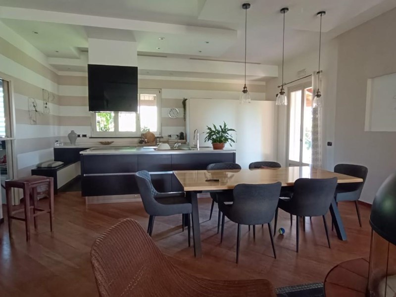 Villa in Vendita a Sarzana, 750'000€, 210 m², arredato, con Box