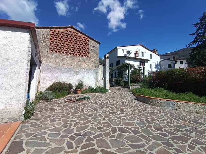 Casa Semi Indipendente in Vendita a Capannori, zona Matraia, 110'000€, 100 m², con Box