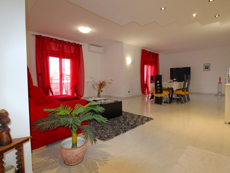 Quadrilocale in Vendita a Casamassima, 160'000€, 143 m²